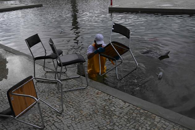 Un ouvrier enlève des chaises de la fontaine du Palais du Planalto au Brésil le 9 janvier 2023.