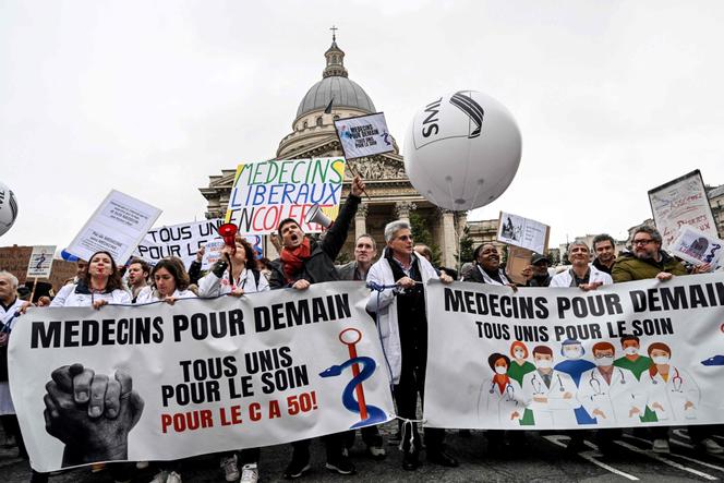 Une manifestation menée à l’appel du groupe « Médecins pour demain », à Paris, le 5 janvier.