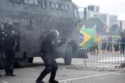 Des policiers font face aux partisans de Jair Bolsonrao, à Brasilia, le 8 janvier 2023.