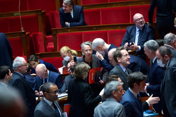 La première ministre Elisabeth Borne discute avec Franck Riester, ministre chargé des relations avec le Parlement, avant les questions au gouvernement, le 10 janvier 2023, à l’Assemblée nationale, à Paris.