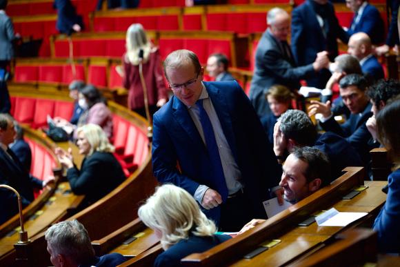 Thibault Bazin (LR) discute avec Marine Le Pen (RN) et Sébastien Chenu (RN) lors des questions au gouvernement, le 10 janvier 2023, à l’Assemblée nationale, à Paris.