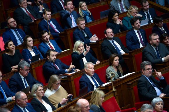 Marine Le Pen réagit pendant la réponse de la première ministre, Elisabeth Borne, à sa question, au moment des questions au gouvernement, le 10 janvier 2023, à l’Assemblée nationale.