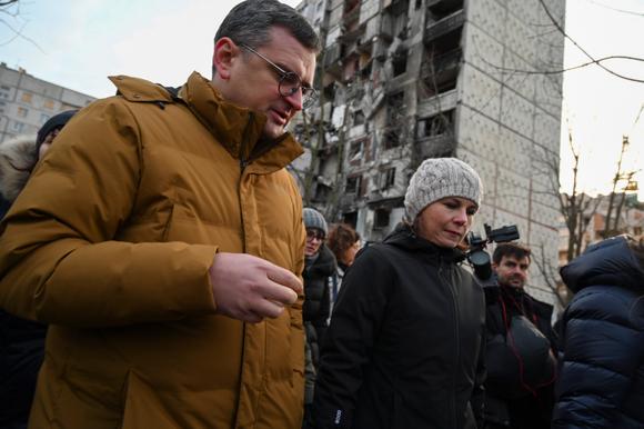 Analina Berbuk en Dmytro Kuleba in Kharkiv, dinsdag 10 januari 2023.