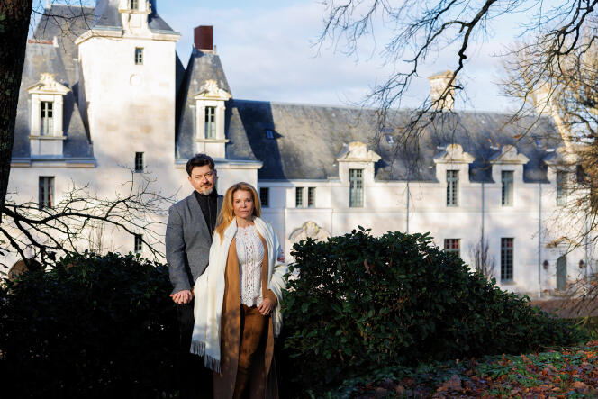 Xavier Aubry y su esposa, Mira Grebenstein, en el parque del castillo Louise de La Vallière, en Reugny (Indre-et-Loire), el 9 de enero de 2022.