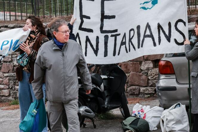 Le secouriste néerlandais Pieter Wittenberg arrive au palais de justice, jugé avec 23 travailleurs humanitaires sur l’île de Lesbos, le 10 janvier 2023. 