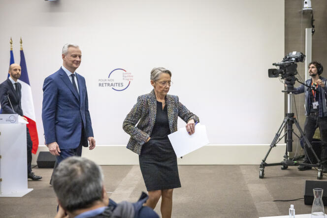 Prime Minister Elisabeth Borne, accompanied by the economy and civil service ministers Bruno Le Maire and Stanislas Guerini, at the presentation of the pension reform plan in Paris on January 10, 2023.