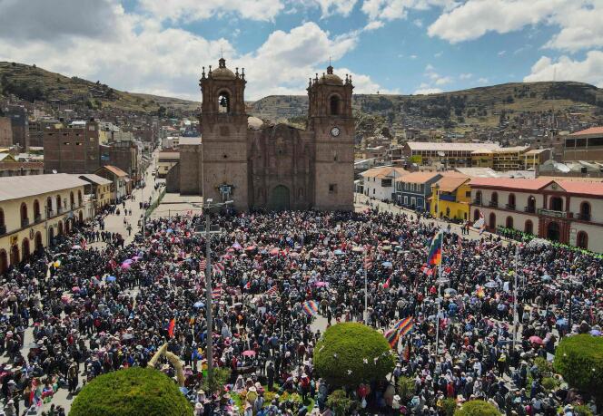 Cientos de manifestantes se concentraron en la plaza principal de la ciudad de Puno, en el sur de Perú, en apoyo al derrocado presidente Pedro Castillo el 9 de enero de 2023.