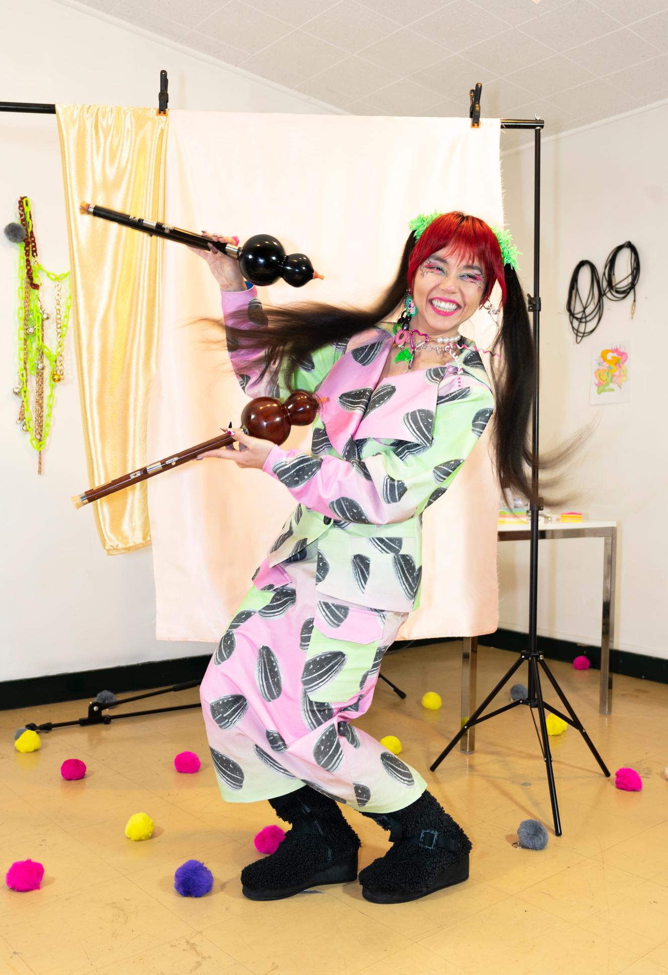 Célin Jiang, también conocido como Bisou Magique, en su estudio en la Cité internationale des arts de París, el 22 de diciembre de 2022.