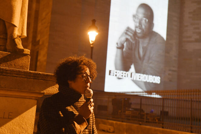 Canèle Bernard, sœur d’Olivier Dubois, à côté d’une projection sur le monument du Panthéon organisée par le groupe parisien de défense des droits des médias Reporters sans frontières (RSF) pour demander sa libération, à Paris le 7 mars 2022.