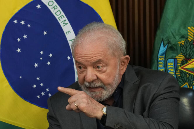 El presidente brasileño Lula durante una reunión con los gobernadores y líderes del Supremo Tribunal Federal y del Congreso Nacional, el lunes 9 de enero de 2023, en Brasilia.