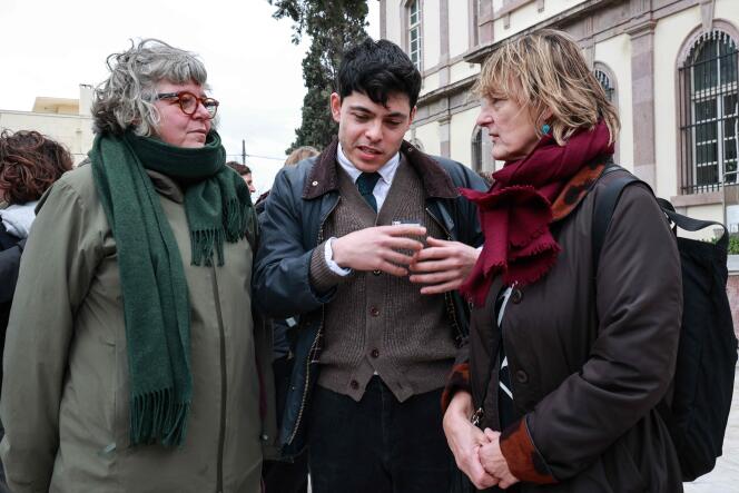 Sean Bender (al centro) alla presenza dell'eurodeputata Grace O'Sullivan (a destra), fuori da un tribunale a Mitilene, 10 gennaio 2023.