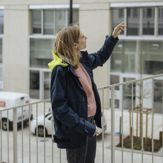 Louise Chatelain, 28 ans, ingénieure civile en bâtiment pose pour un portrait dans le 13ème arrondissement, près du projet pour lequel elle a travaillé à Paris, le 4 janvier 2023.

KAMIL ZIHNIOGLU POUR « LE MONDE »