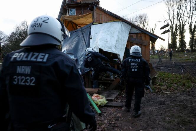 Des policiers détruisent les habitations des militants pour le climat qui protestent contre l’expansion de la mine de lignite à ciel ouvert de Garzweiler, à Lützerath (Allemagne), le 11 janvier 2023. 