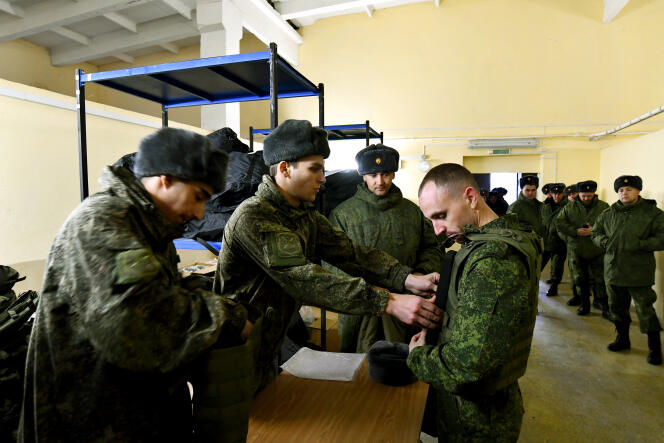 Militäruniformen und -ausrüstung werden am 31. Oktober 2022 in Rostow (Russland) an Wehrpflichtige verteilt.