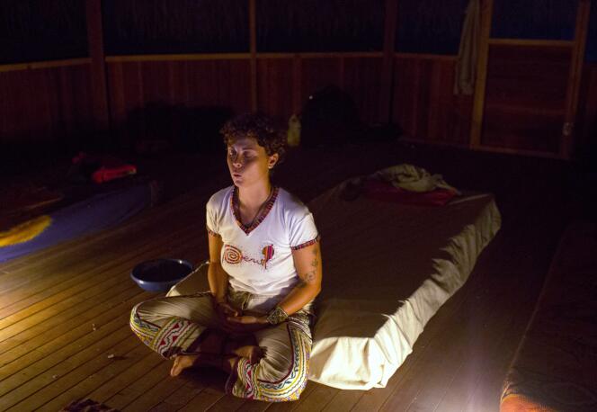 Une Italienne en méditation après avoir bu de l’ayahuasca à Nuevo Egipto, un village isolé dans la jungle amazonienne du Pérou le 6 mai 2018.