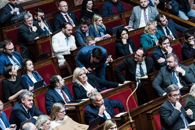 El diputado de RN, Jean Philippe Tanguy, se inclina para conversar con la presidenta del grupo de RN, Marine Le Pen, durante las preguntas al gobierno en la Asamblea Nacional, el 10 de enero de 2022.