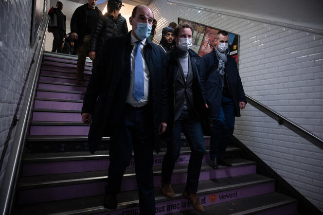 Jean Castex, director general de la RATP, y Clément Beaune, ministro delegado de Transportes, durante una operación de comunicación interna del Ministerio de Transportes, en la estación de metro de Bercy, en París, el 31 de diciembre de 2022.