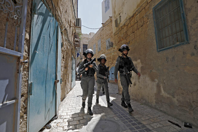 Des garde-frontières israéliens patrouillent à Acre, sur la côte nord d’Israël, le 13 mai 2021. 