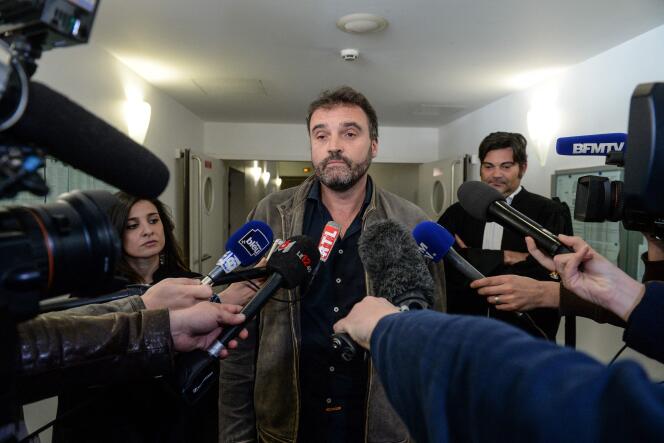 Frédéric Péchier habla con los periodistas que salen del tribunal de Besançon el 29 de marzo de 2017. 
