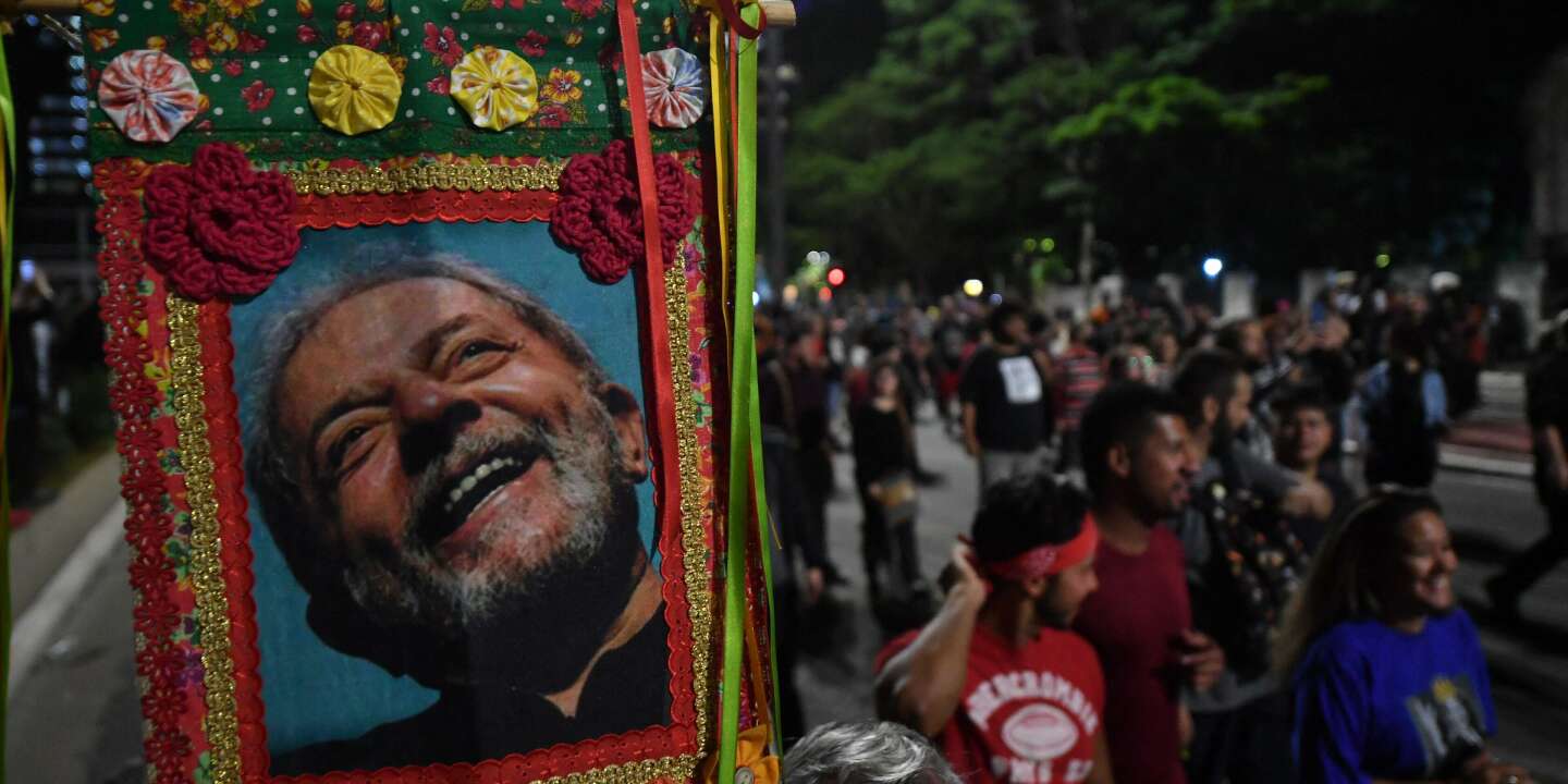 “In Brasile il governo è in massima allerta e la sicurezza è stata rafforzata a Brasilia. Nonostante le minacce, Lula decide di andare al Palazzo Planalto”.