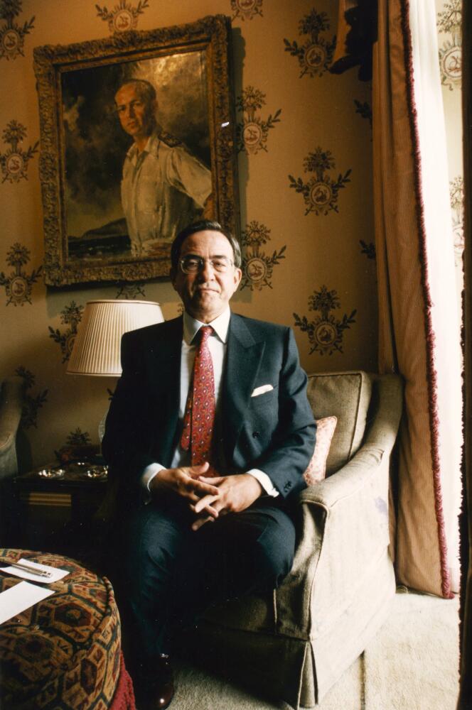 Le roi Constantin II de Grèce, dans sa résidence du nord de Londres, en 2001.