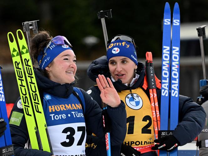 Julia Simon (derecha) y Lou Jeanmonnot esperan para subir al podio en el evento individual en Ruhpolding, Alemania, el 12 de enero.  Las francesas finalizaron tercera y segunda respectivamente en la prueba ganada por la italiana Lisa Vittozzi.