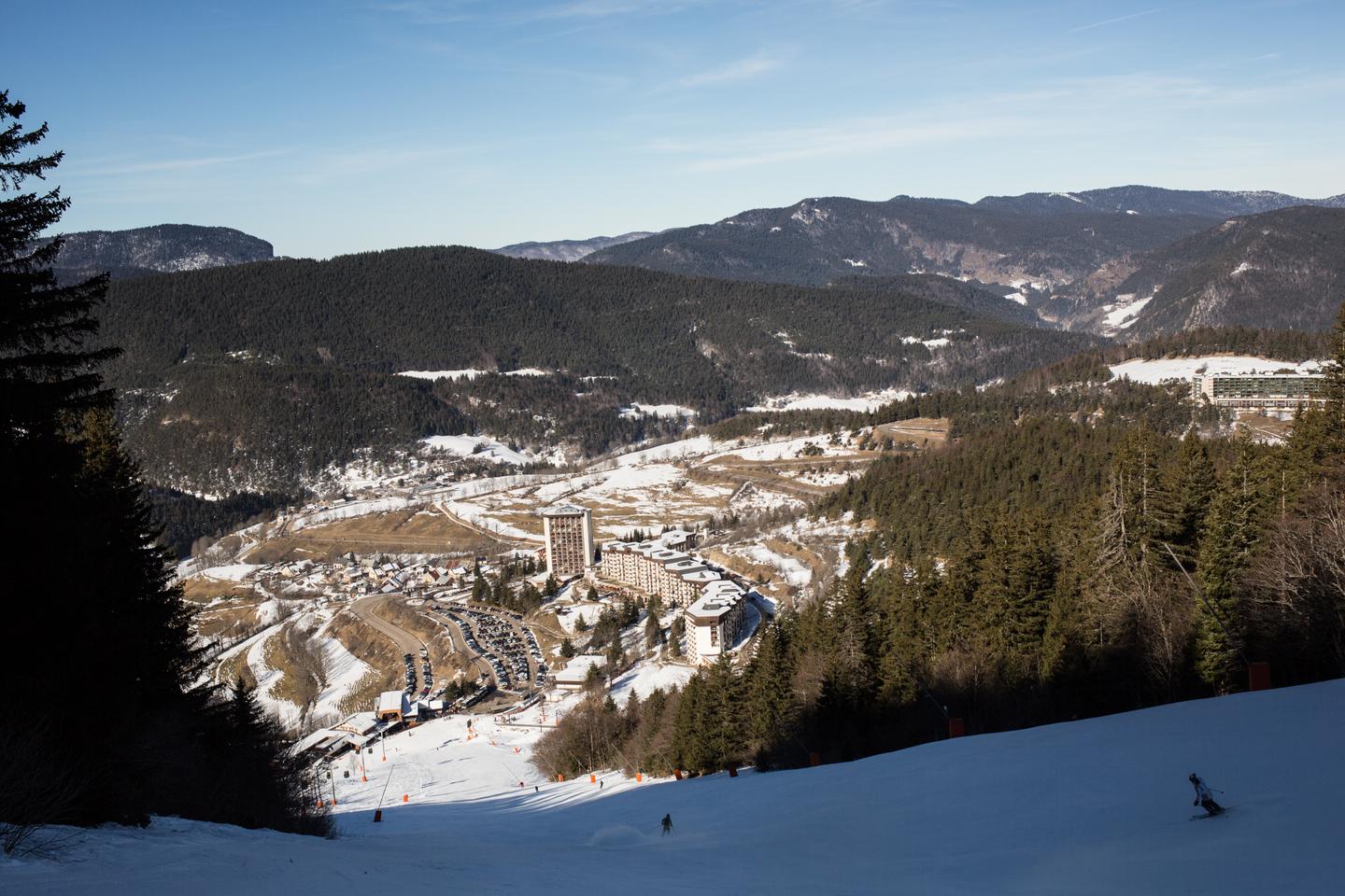Rossignol, victime du dérèglement climatique, fait le pari des sports de montagne d’été