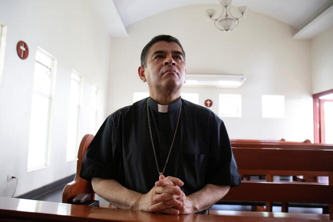 Rolando Álvarez, obispo de Matagalpa, en una iglesia donde se había refugiado para huir de la persecución policial, en Managua (Nicaragua), 20 de mayo de 2022. 