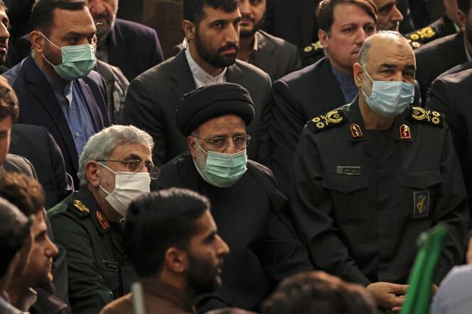 Le président iranien, Ebrahim Raïssi (au centre), entouré des dirigeants du corps des gardiens de la révolution islamique, à Téhéran, le 3 janvier 2023.
