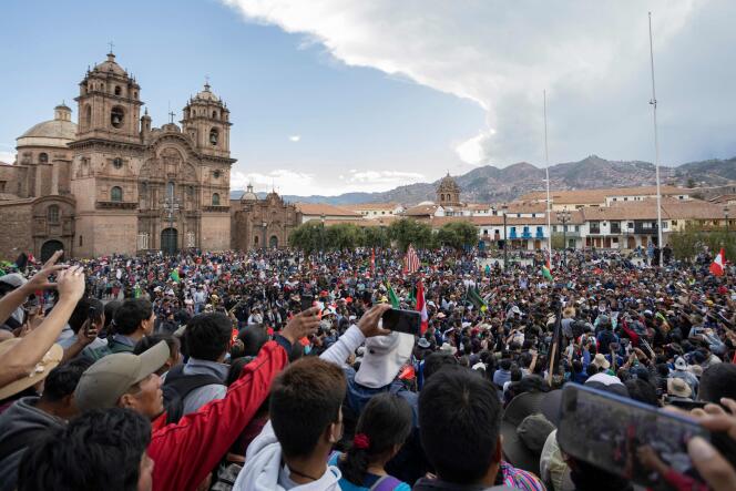 La gente participa, en Cusco, Perú, el 12 de enero de 2023, en una ceremonia para rendir homenaje a Remo Candia, el líder de una comunidad campesina, que murió durante las protestas contra el poder.