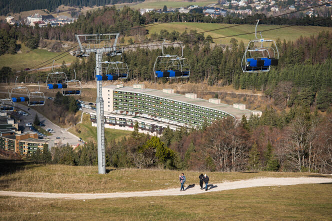 Las pistas de esquí alpino de Villard-de-Lans (Isère) en el macizo de Vercors, a unos 1.400 metros sobre el nivel del mar, cerradas y transitadas por senderistas, el 29 de diciembre de 2022.