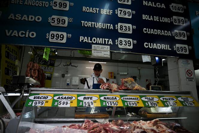 Un employé d'une boucherie à Buenos Aires, en Argentine, le 12 janvier 2023. 