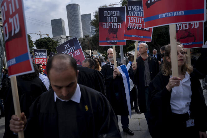 Los abogados se manifiestan contra la propuesta de reforma del poder judicial, el 12 de enero de 2023, en Tel Aviv. 