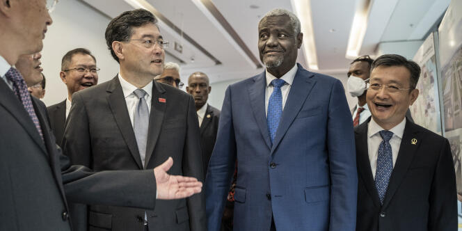 El ministro de Relaciones Exteriores de China, Qin Gang, con el presidente de la Unión Africana, Moussa Faki, en Addis Abeba el 11 de enero de 2023.