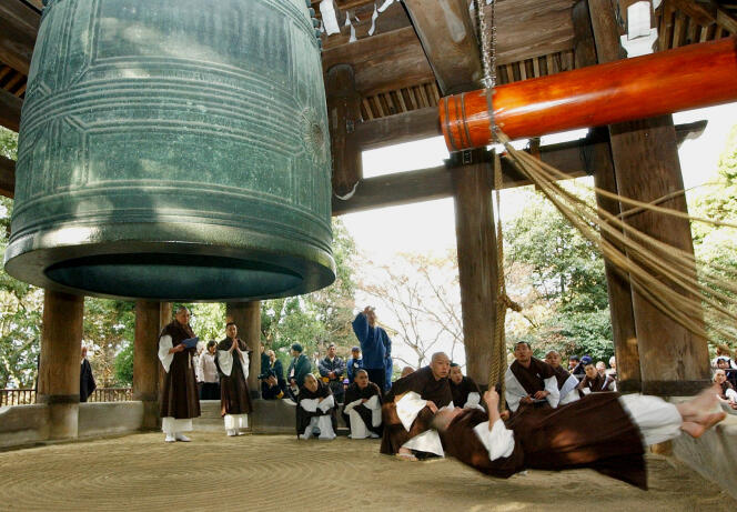 Un moine bouddhiste se balance avec un marteau pour frapper une énorme cloche lors d’une répétition pour la sonnerie du Nouvel An au temple Chion-in, à Kyoto, dans l’ouest du Japon, mardi 27 décembre 2005.