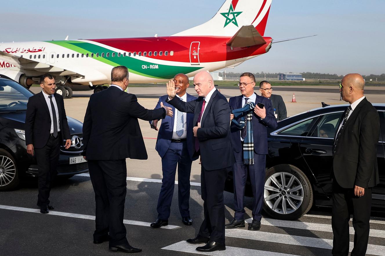 Le président de la Fédération royale marocaine de football, Fouzi Lekjaa, accueille les présidents de la FIFA, Gianni Infantino, et de la Confédération africaine de football, Patrice Motsepe, à l’aéroport de Rabat-Salé, le 13 janvier 2023.