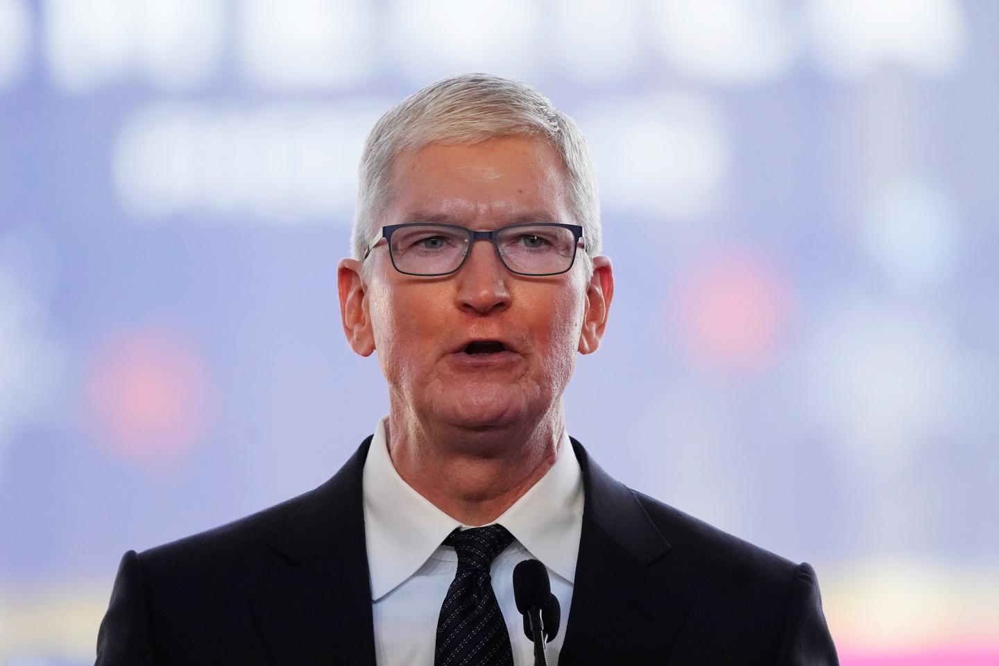 Time Cook Boss Apple boss Tim Cook accepts more than 40% pay cut