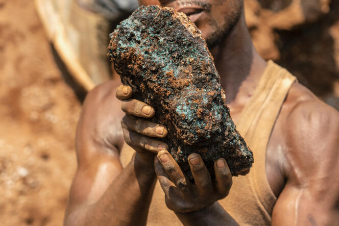 Un minero sostiene una piedra de cobalto en la mina Shabara cerca de Kolwezi, República Democrática del Congo, 12 de octubre de 2022.