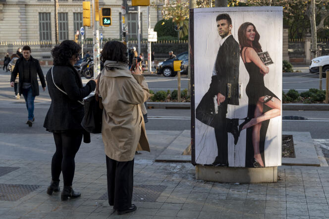 Passers-by take pictures of a mural depicting Gerard Pique and Shakira, in Barcelona, ​​on January 13, 2023.