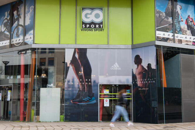 Devant un magasin Go Sport, à Nantes, le 11 mars 2021.