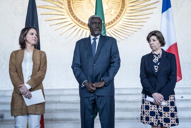 Les ministres allemande et française Annalena Baerbock (à gauche) et Catherine Colonna (à droite), avec Moussa Faki, président de la commission de l’Union africaine, lors d’une conférence de presse au siège de l’organisation intergouvernementale, à Addis-Abeba, le 13 janvier 2023. 