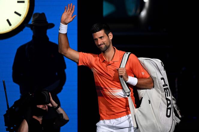 Novak Djokovic saluda a la multitud cuando llega al Rod Laver Arena para un partido benéfico contra Nick Kyrgios el 13 de enero de 2023 en Melbourne, Australia.