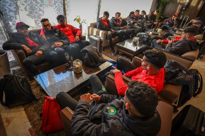 Los jugadores de la selección sub-23 de Marruecos esperan en el aeropuerto de Rabat-Salé el 13 de enero de 2023.
