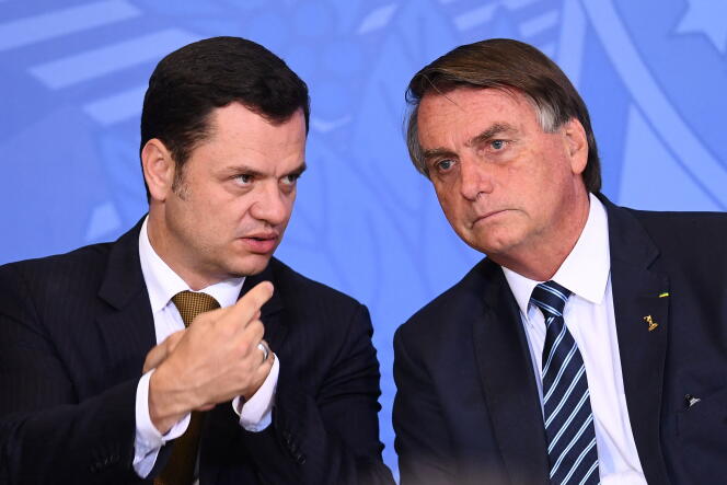 El expresidente brasileño Jair Bolsonaro y su ministro de Justicia, Anderson Torres, en Brasilia, el 27 de junio de 2022. 