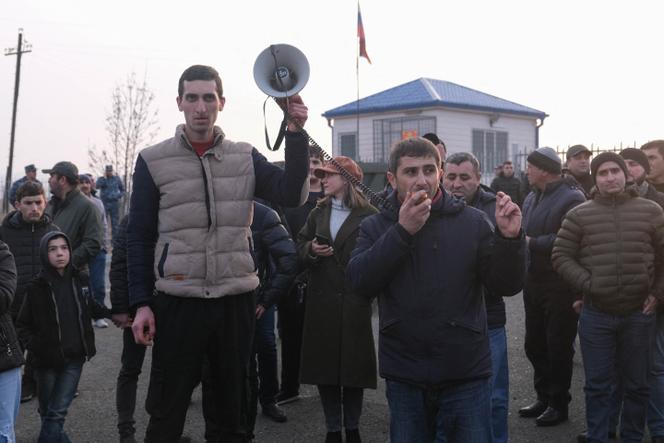 Manifestantes armenios se manifiestan frente a un puesto de control cerca de Stepanakert, Nagorno-Karabaj, el 27 de diciembre de 2022.