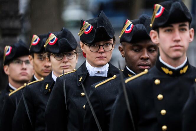 Des élèves de l’Ecole polytechnique assistent à une cérémonie à l’Arc de triomphe, à Paris, le 11 novembre 2019.