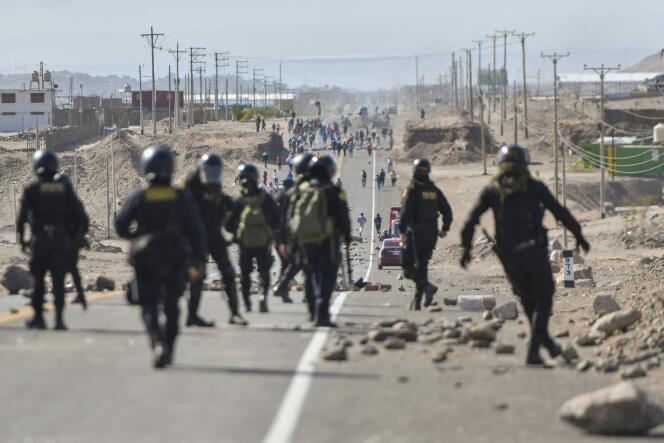 Los agentes del orden patrullan a lo largo de la Carretera Panamericana cerca de La Joya mientras los manifestantes bloqueaban el camino el 12 de enero de 2023. 