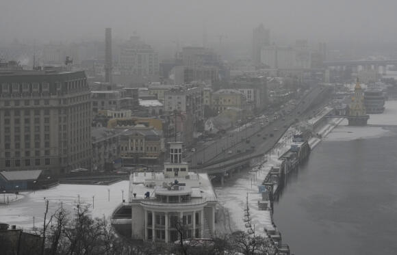 Les sirènes des raids aériens ont commencé à retentir alors qu’une série d’explosions secouait Kiev, samedi matin 14 janvier 2023.