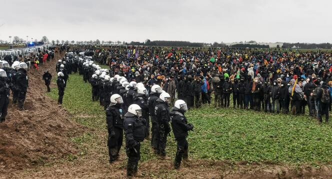 Lors d’une manifestation dans le but d’arrêter la démolition du village de Lützerath (Rhénanie-du-Nord-Westphalie) pour faire place à l’extension d’une mine de charbon à ciel ouvert, le 14 janvier 2023. 