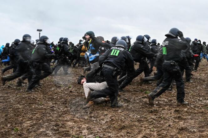 Des affrontements ont eu lieu entre la police et les manifestants, à Lützerath (Rhénanie-du-Nord-Westphalie), le 14 janvier 2023.